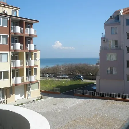 Apartment Marinakievi *